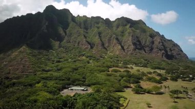 Hawaii Dağları, Kualoa Çiftliği, Oahu, İHA görüntüleri, Hawaii. Görkemli yeşil dağlar. Hawaii 'de çekim yeri. Yüksek kalite 4k görüntü
