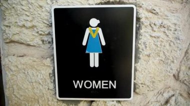 Geleneksel Hawaii kadınlar tuvaleti tabelası. Tropikal motifli, Hawaii. Tropikal bir Hawai tatil köyündeki ahşap kadın tuvaleti tabelasına yakın çekim. 4K video