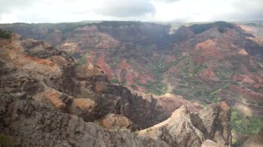 Hawaii 'deki Kauai Adası' ndaki Waimea Canyon State Park 'ın güzel manzarası. Yüksek kalite 4k görüntü