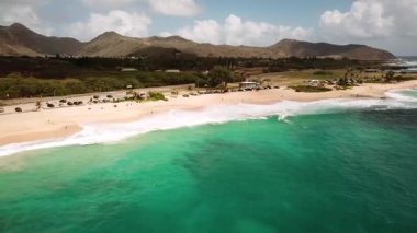 Volkanla sahnelenen Sandy Plajı. Honolulu 'nun doğu yakası. Turkuaz kristal temiz okyanus ve güzel kıyı yolu. İHA görüntüleri, Oahu Hawaii. Yüksek kalite 4k görüntü
