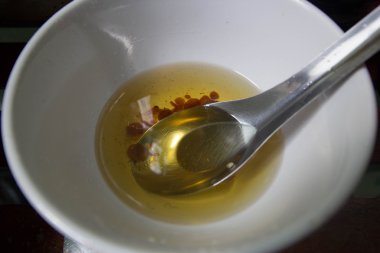 Yemeklik yağlar üzerinde beyaz kase