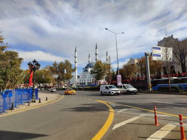 Ankara, Türkiye, 31 Ekim 2025, Ankara, Türkiye 'deki Melike Sultan Camii' nin Büyük Dış Görünümü, Beyaz Osmanlı Biçimli Mimarisi, Uzun Minareler.