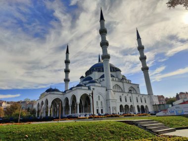 Ankara, Türkiye, 31 Ekim 2025, Ankara, Türkiye 'deki Melike Sultan Camii' nin Büyük Dış Görünümü, Beyaz Osmanlı Biçimli Mimarisi, Uzun Minareler.
