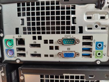 Bir Masaüstü Bilgisayarının Arka Giriş / Çıkış Panelinin (Küçük Form Faktörü PC) Aşırı Kapanışı, PS / 2, Ethernet, USB, Displayport ve VGA Bağlantıları içeren Portların Çeşitlerini Gösterme.