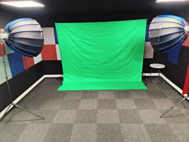 Yüksek Kaliteli Chromakey Arkaplan, İkiz Softbox Işıklandırma Ekipmanı ve İçerik Oluşturma, Video Yapımı ve Fotoğraf Çekimi İçin Akustik Duvar Panelleri ile Profesyonel Yeşil Ekran Stüdyosu.