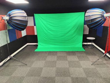 Yüksek Kaliteli Chromakey Arkaplan, İkiz Softbox Işıklandırma Ekipmanı ve İçerik Oluşturma, Video Yapımı ve Fotoğraf Çekimi İçin Akustik Duvar Panelleri ile Profesyonel Yeşil Ekran Stüdyosu.
