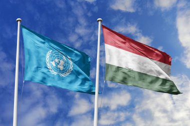 Mavi gökyüzünde dalgalanan BM ve Macaristan bayrakları diplomasi, ticaret, stratejik ortaklık ve birliği simgeliyor.