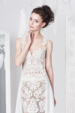 Dantel elbise genç zarif gelin. Görüntüleyiciyi düz görünüyor.