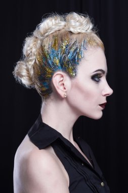 Yaratıcı saç modeli genç çekici sarışın kadınla.