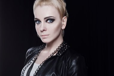 Bir deri ceket genç bir çekici sarışın kadın portresi.