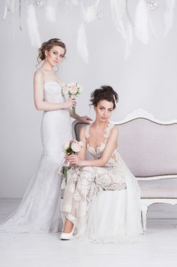 İki güzel genç gelinler lüks dantel düğün Giydir.