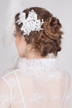 Dantel çiçeklerle onun muhteşem koyu sarı saçları güzel gelin.