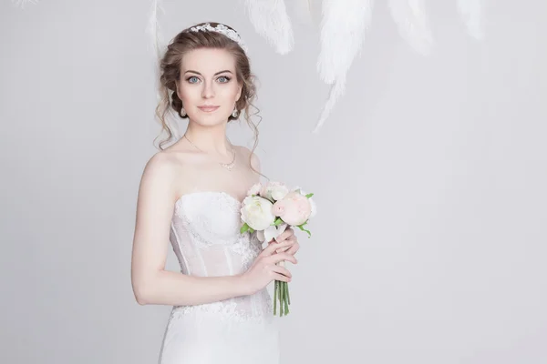 Portré, fiatal és álomszerű menyasszony, egy luxus csipke esküvői ruha. — Stock Fotó