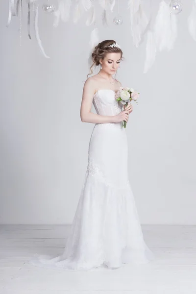 Álomszerű, szép menyasszony egy luxus csipke esküvői ruha. — Stock Fotó