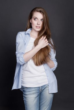 Güzel genç kadın saçını kesmeye ihtiyacı olup olmadığını merak ediyor