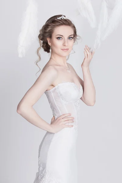 Utsökt ung och drömmande brud i en lyxig spets bröllopsklänning — Stockfoto