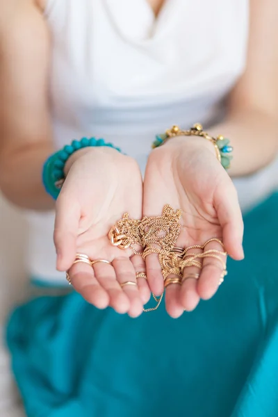 Catena d'oro nelle mani di una giovane attraente donna orientale . — Foto Stock