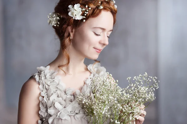 Hermosa novia pelirroja con ramo de flores silvestres Imagen de stock