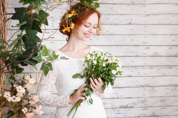 Sposa in un semplice abito di pizzo in possesso di un bouquet — Foto Stock