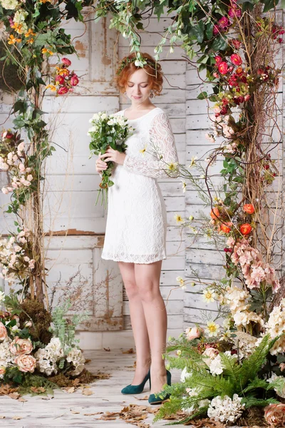 Giovane sposa dai capelli rossi in un abito corto in pizzo e scarpe verdi — Foto Stock