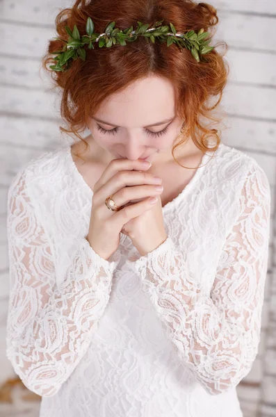 Unga rödhåriga bruden ber för lycka — Stockfoto