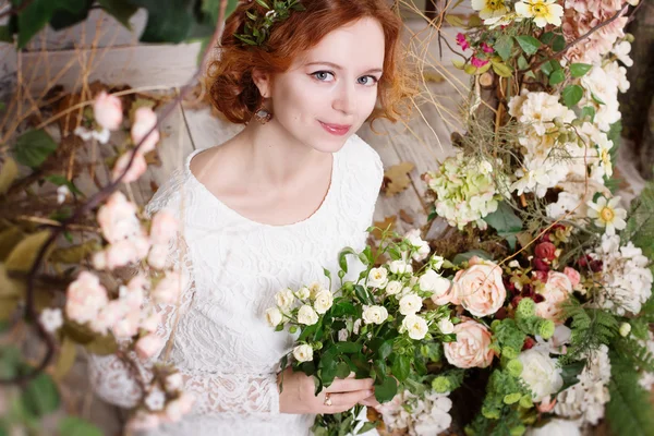Giovane sposa dai capelli rossi in una ghirlanda verde — Foto Stock