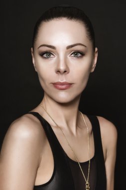 Deri giysi çekici genç esmer kadın portresi