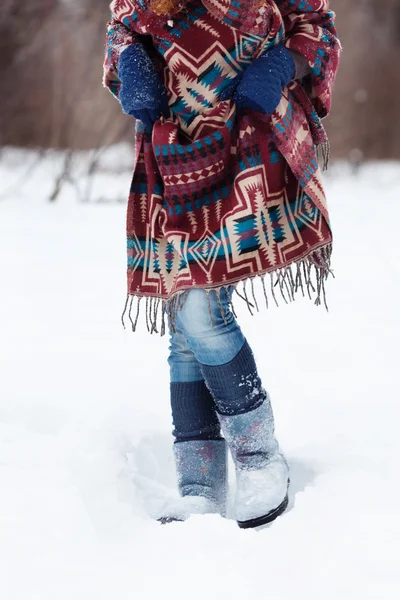Postać młodej kobiety w jasny szalik etniczne fioletowy, biały i niebieski wzór — Zdjęcie stockowe
