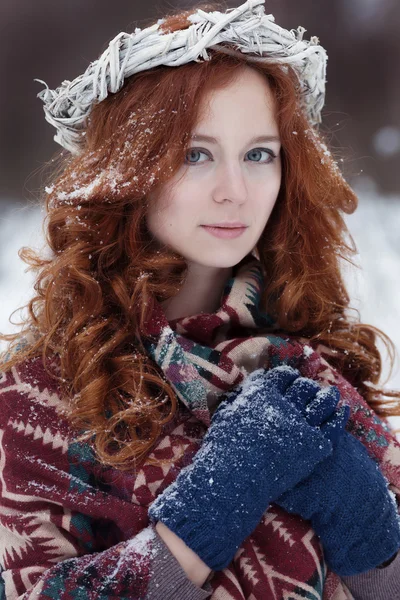 Retrato de una atractiva joven pelirroja . —  Fotos de Stock