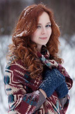 Etnik Fularlı çekici genç Kızıl saçlı kadın portresi.