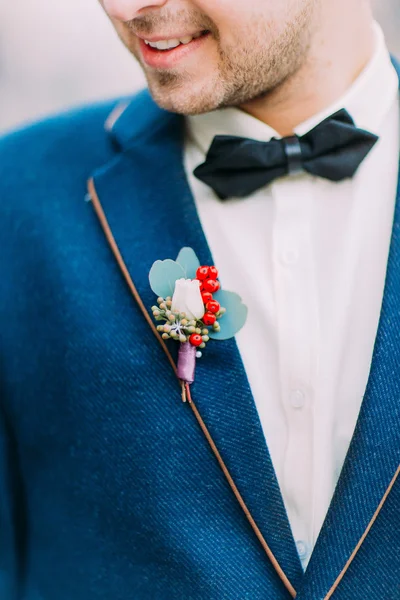 Vintage casamento boutonniere no noivos terno de perto — Fotografia de Stock