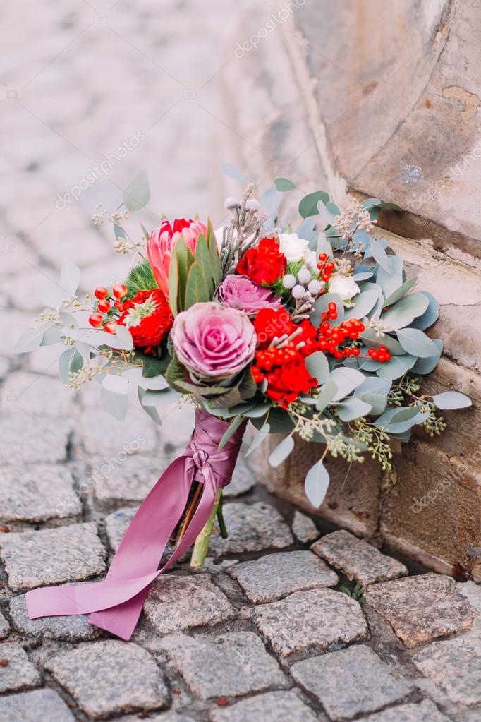 Buquê de casamento agradável de peônias rosa e rosas vermelhas no pavimento  antigo no centro da cidade de perto fotos, imagens de © imidglviv.gmail.com  #100260726