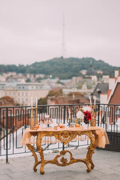 Luxurious golden wedding table on the terrace with amazing view of ancient Lviv city — Stock Photo, Image