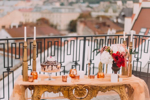Розкішний східний золотий стіл зі свічками та квітами на терасі крупним планом — стокове фото