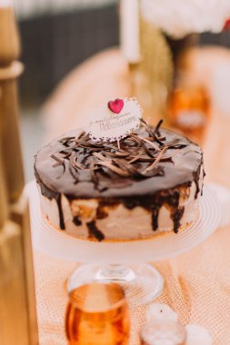 Çikolatalı düğün pastası mumlar ile yakın çekim