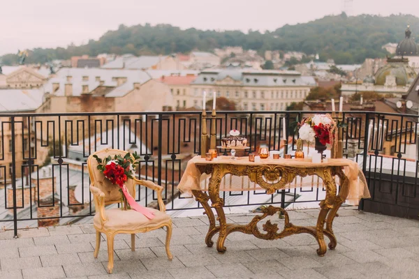 Lyxiga orientalisk stil gyllene tabell med vintage stol på terrassen. Bröllop dekorationer — Stockfoto