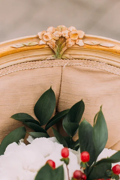Részletek a szüreti terrakotta szék esküvői csokor közelről — Stock Fotó