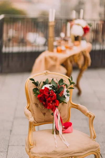 Belo buquê de casamento com flores vermelhas na cadeira bege vintage — Fotografia de Stock