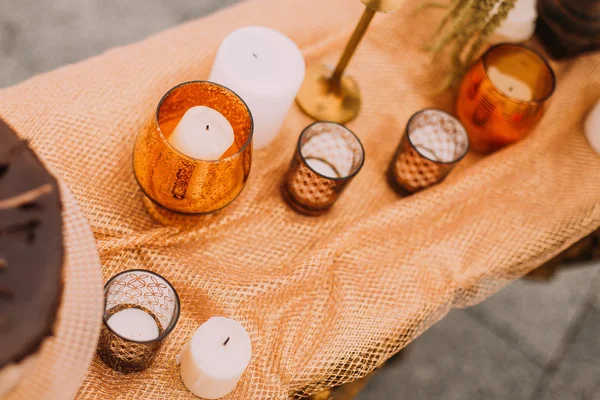 Varias velas en la mesa de boda de estilo oriental —  Fotos de Stock