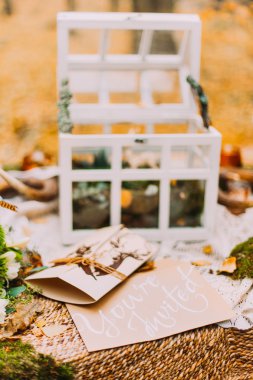 Masada kartpostal davet düğün düğün malzeme ile dekore edilmiştir. Sonbahar ormanda arka plan