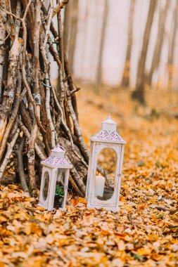 Sonbahar ormanda beyaz vintage mum fenerler