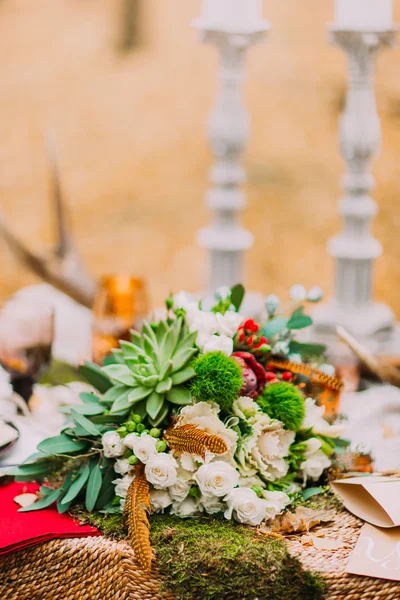 Ramo de bodas con rosas blancas en el bosque de otoño de cerca —  Fotos de Stock
