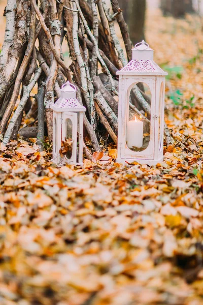 Linternas de vela vintage blancas en los bosques de otoño —  Fotos de Stock