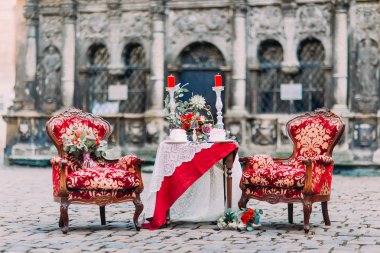 İki Kişilik romantik vintage masa düğün çift Lviv, Ukrayna'nın eski bölümünde ayarlı bekliyor