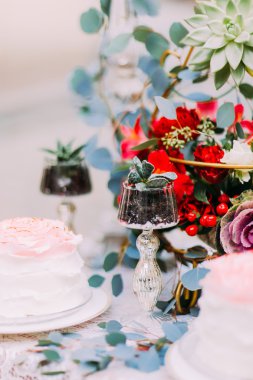 Düğün pastası tablo çiçekler ve süs yakın çekim
