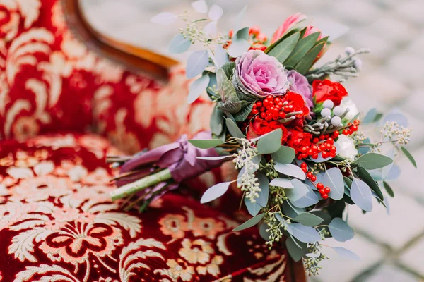 Elegante ramo de bodas en el sillón rojo vintage de cerca —  Fotos de Stock