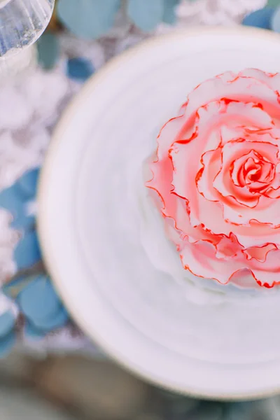 Ładny tort weselny stylizowane jako kwiat z bliska. Dzień ślubu — Zdjęcie stockowe