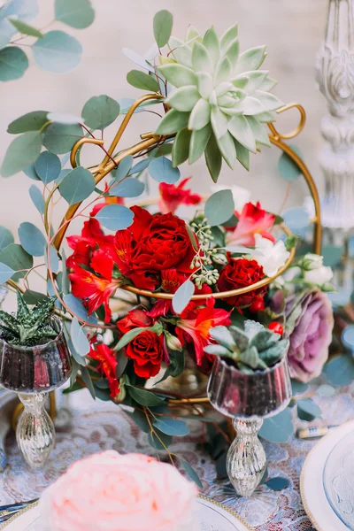 Mooie bruiloft boeket met rode Lentebloemen op tafel close-up — Stockfoto