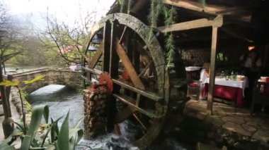 Karadağ Budva kafede eski vintage değirmen
