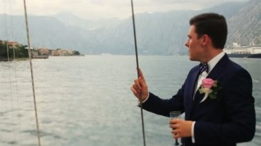 Yatta şarap içme ve manzara zevk yakışıklı damat